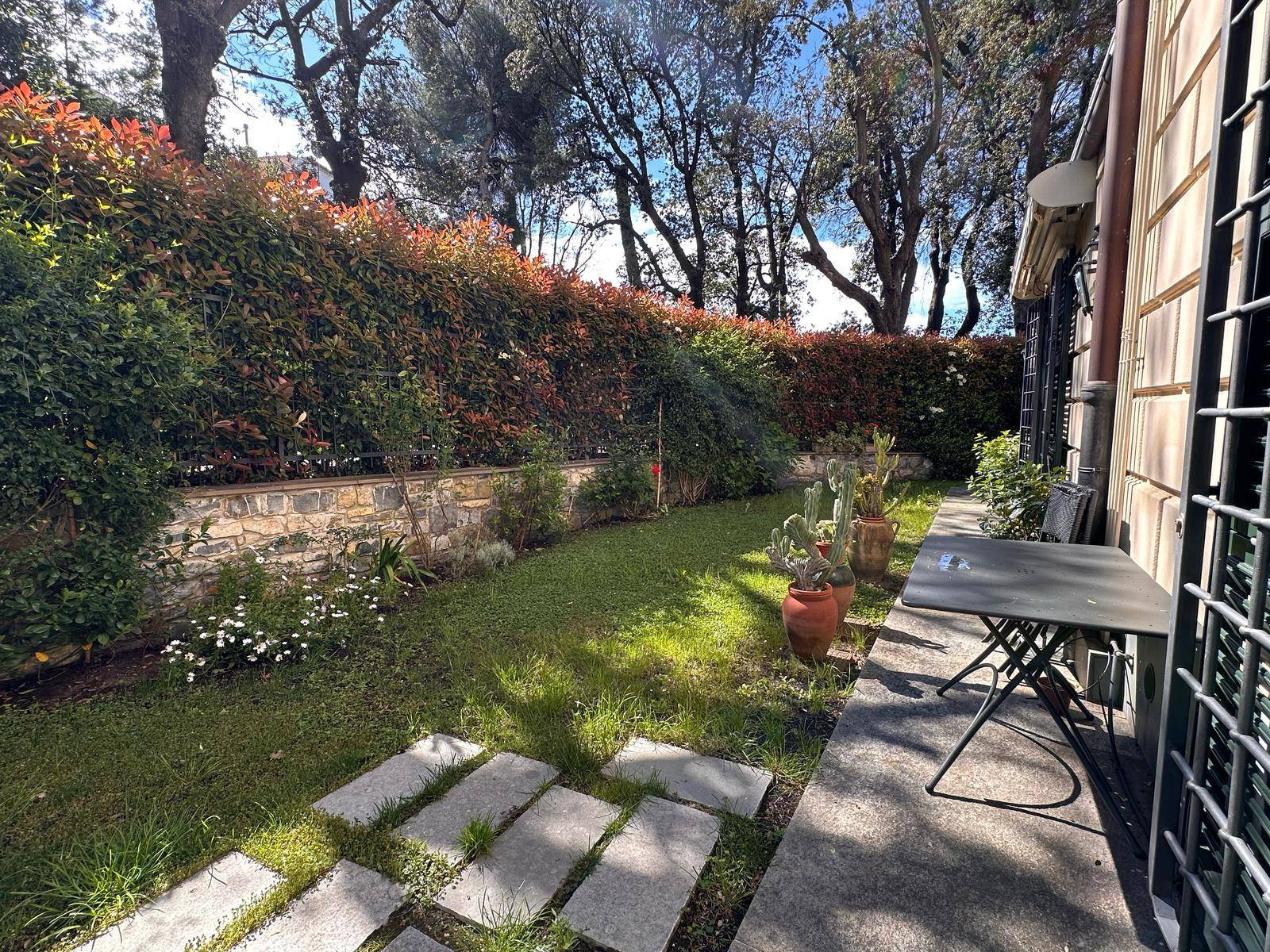 Appartamento con giardino in via gorgona, Genova