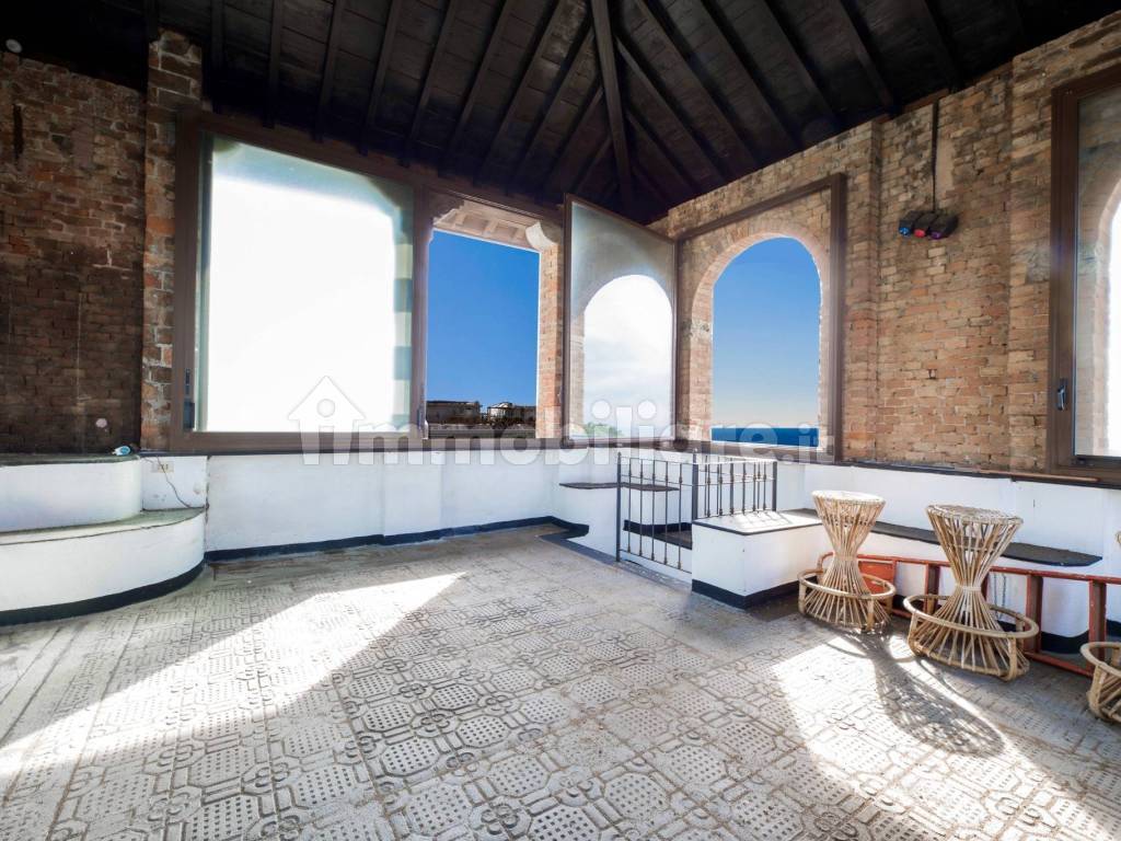 Appartamento con terrazzo in via prasca, Genova