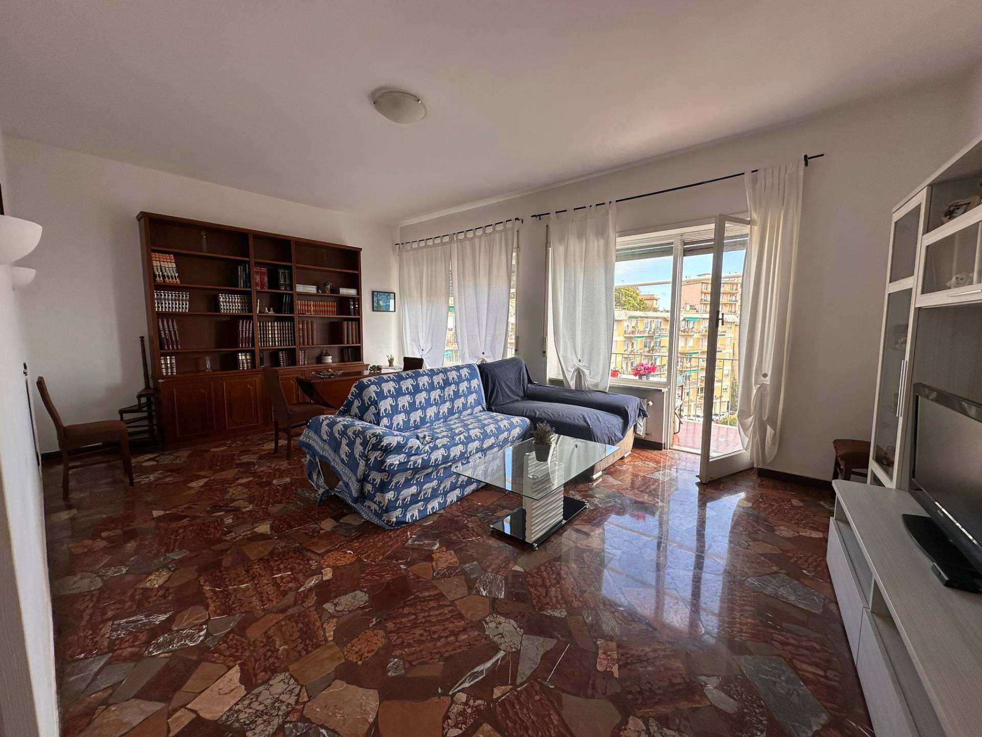 Appartamento con terrazzo in via piaggio, Genova