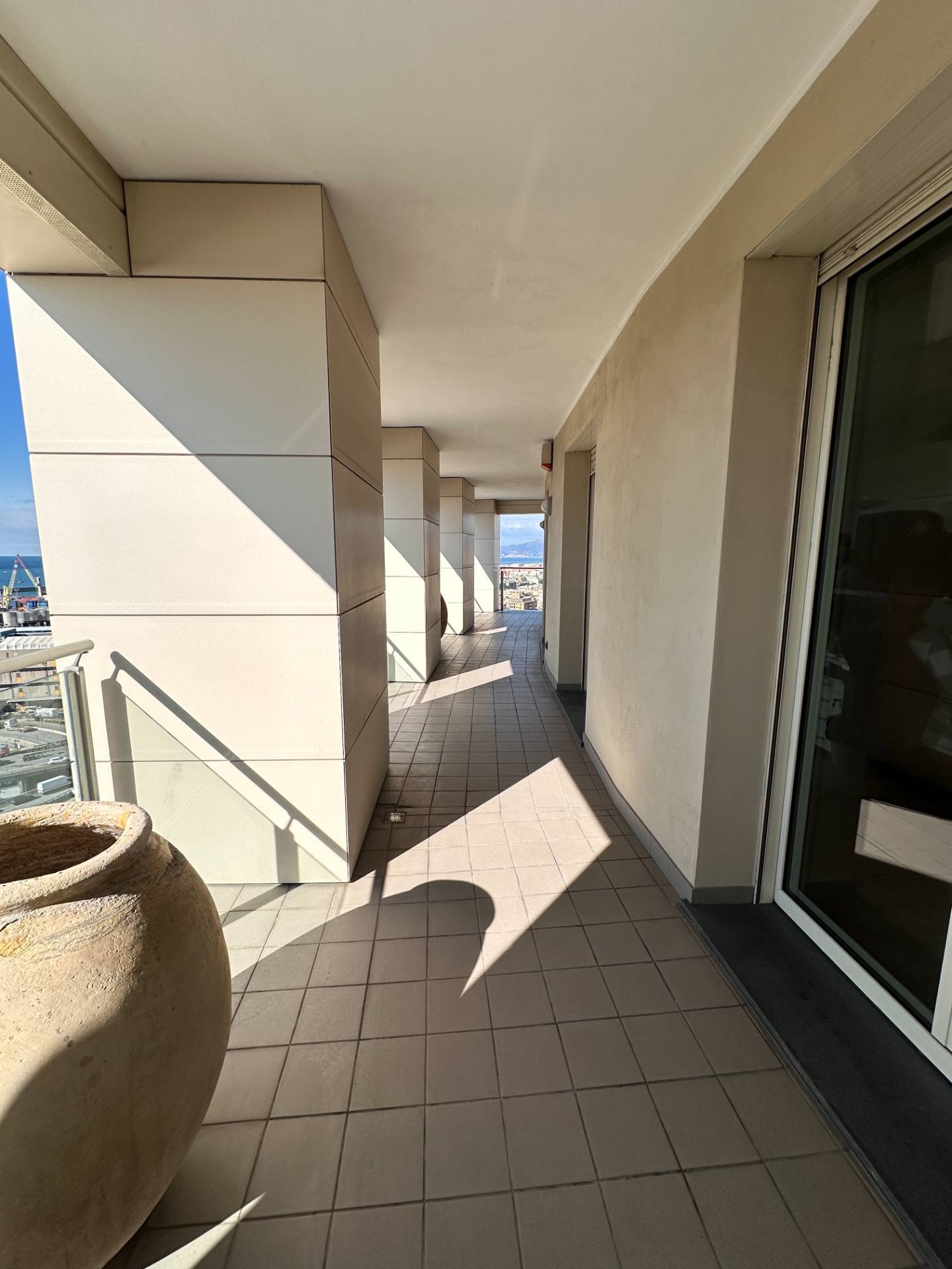 Ufficio con box doppio in piazza roberto baldini, Genova