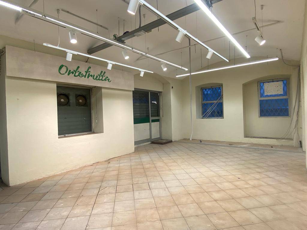 Locale commerciale ristrutturata in via fereggiano, Genova