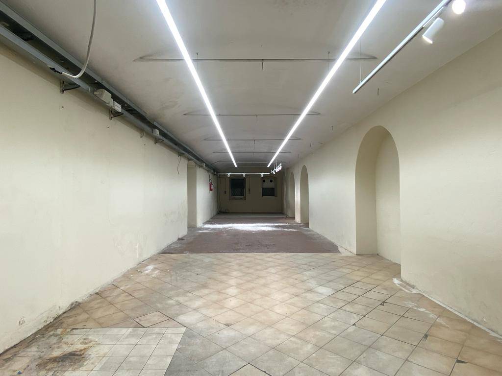 Locale commerciale ristrutturata in via fereggiano, Genova