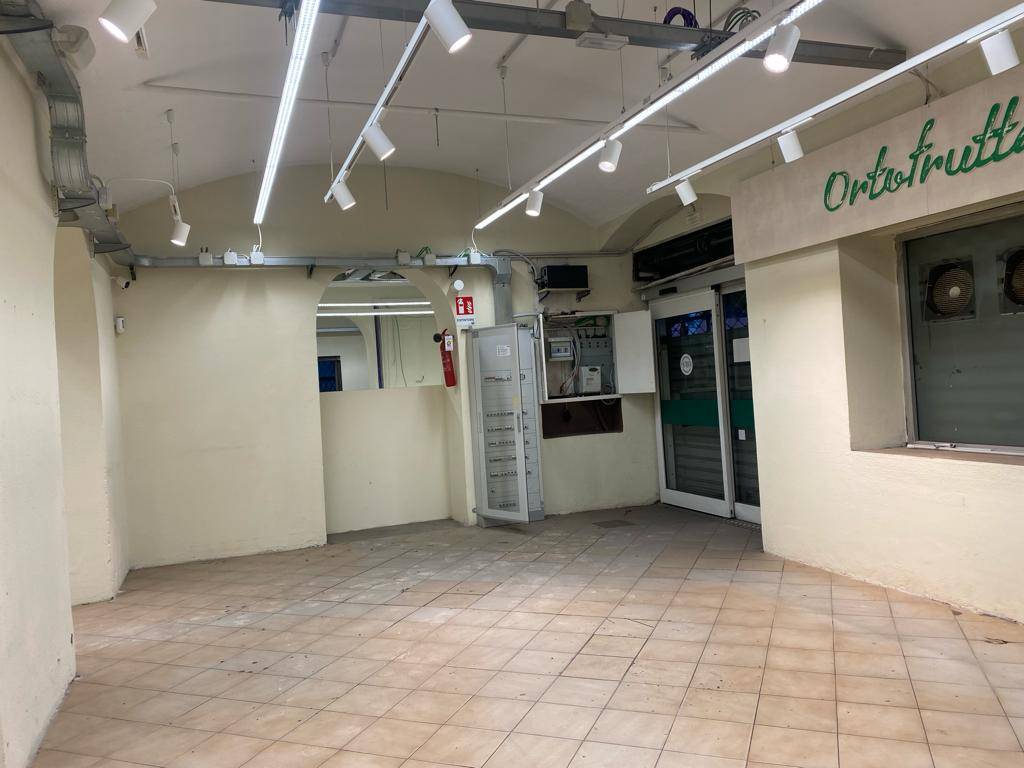 Locale commerciale ristrutturata in via fereggiano, Genova