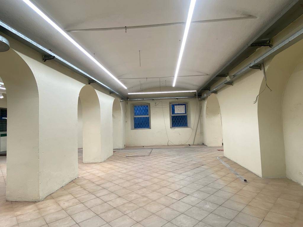 Locale commerciale ristrutturata in via fereggiano, Genova