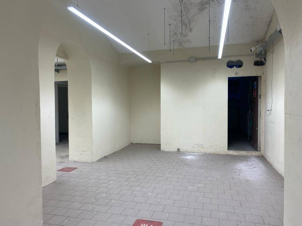 Locale commerciale ristrutturata in via fereggiano, Genova