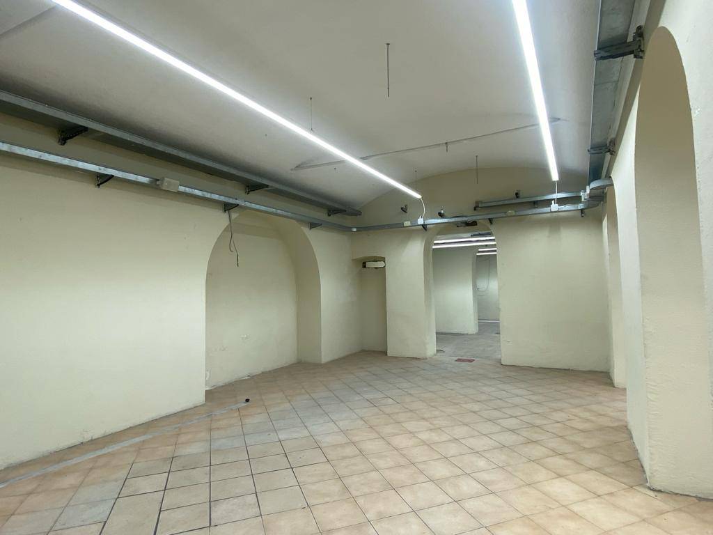 Locale commerciale ristrutturata in via fereggiano, Genova