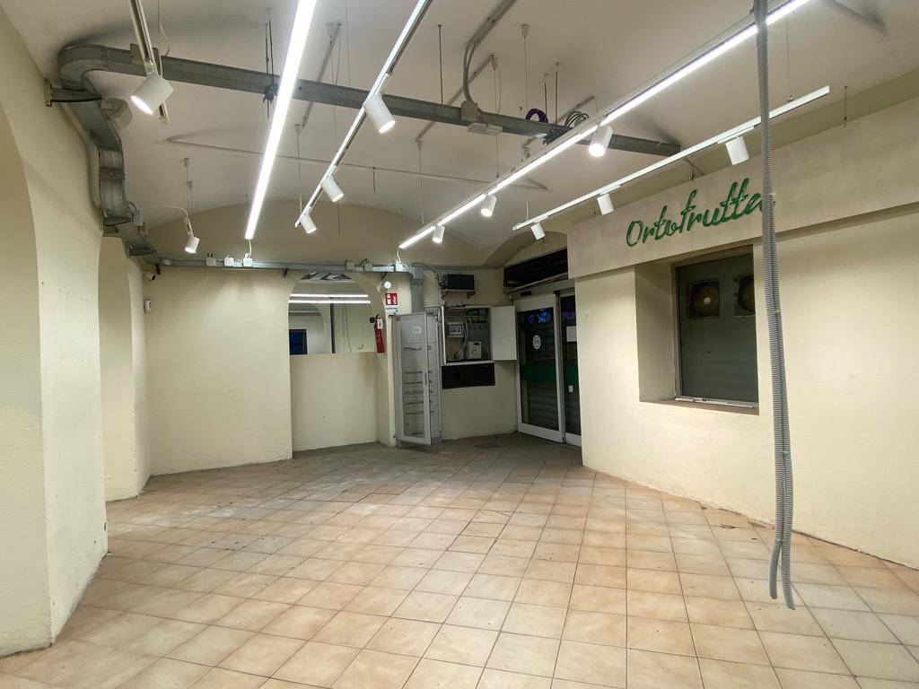 Locale commerciale ristrutturata in via fereggiano, Genova