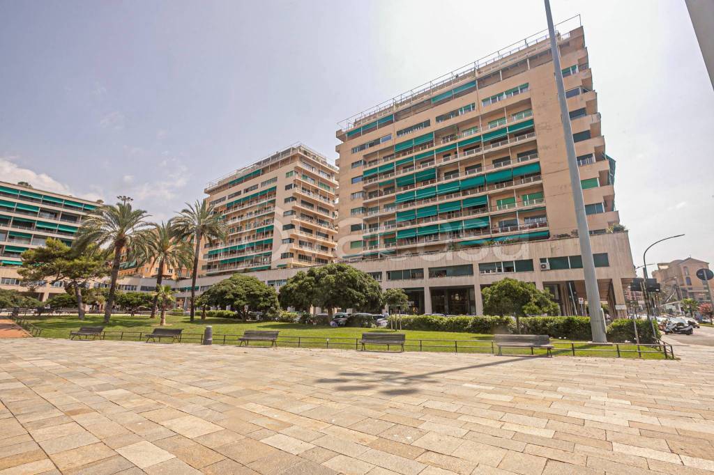 Locale commerciale ristrutturata in piazza rossetti, Genova