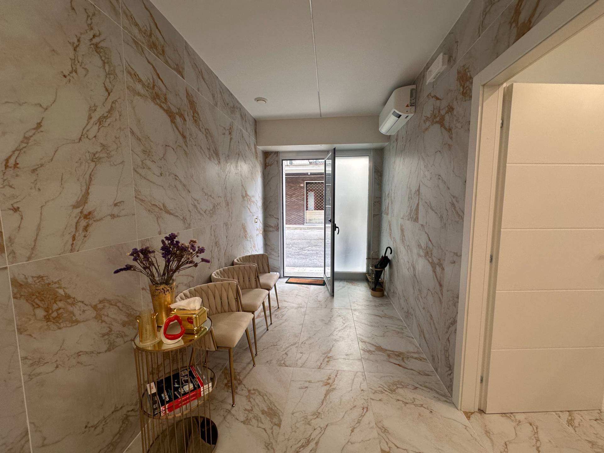 Negozio ristrutturato in via del commercio, Genova