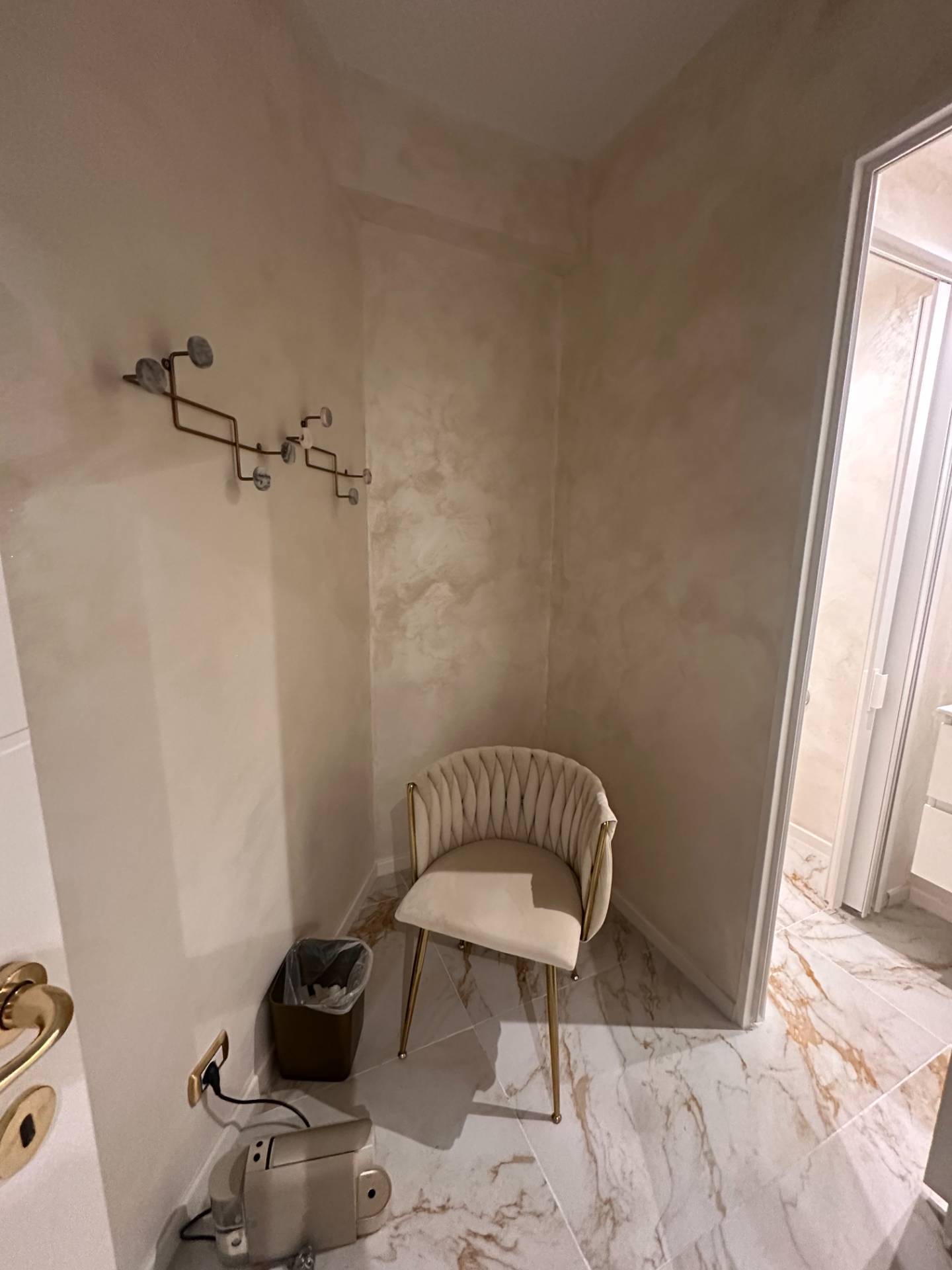 Negozio ristrutturato in via del commercio, Genova