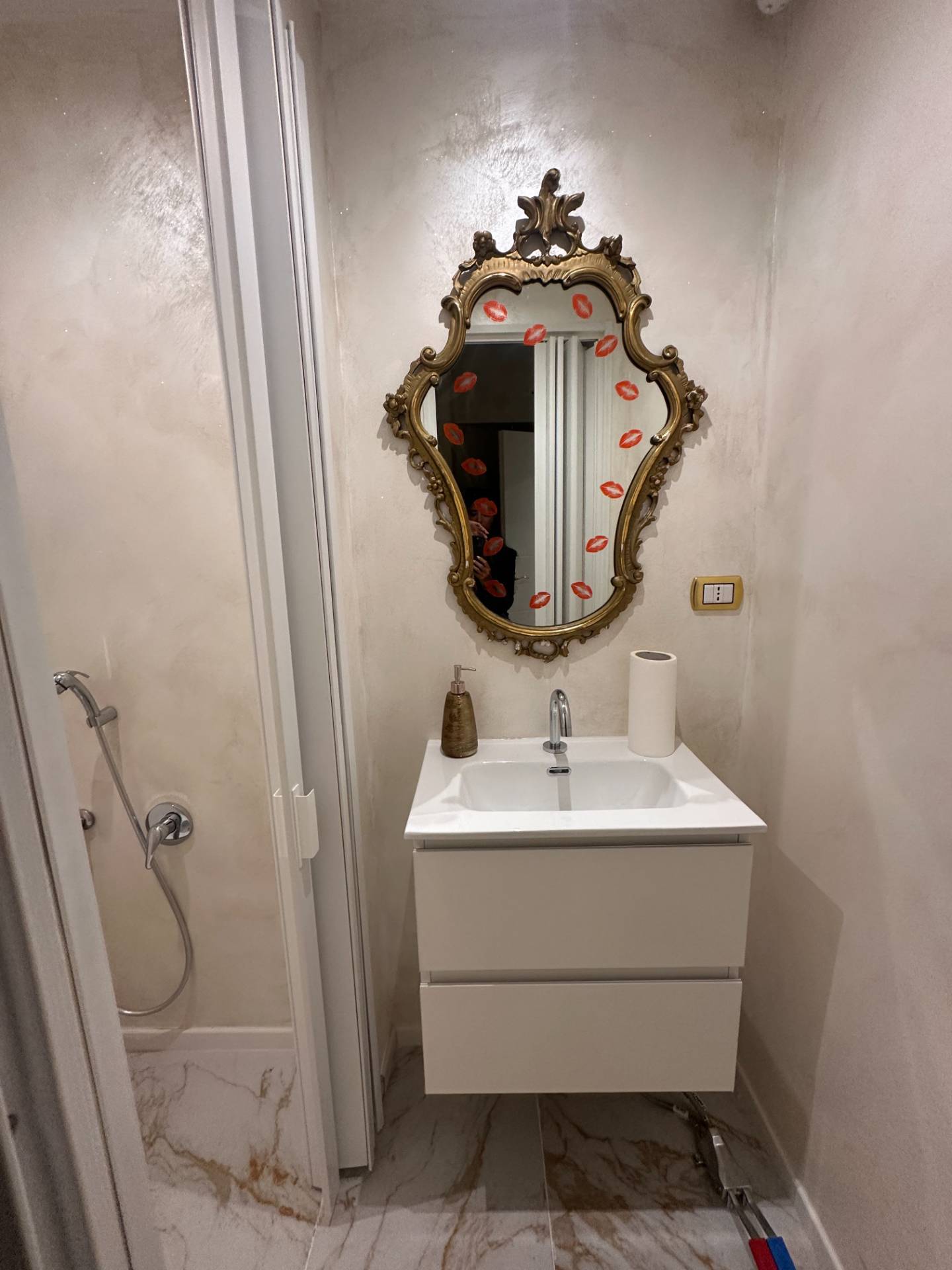 Negozio ristrutturato in via del commercio, Genova