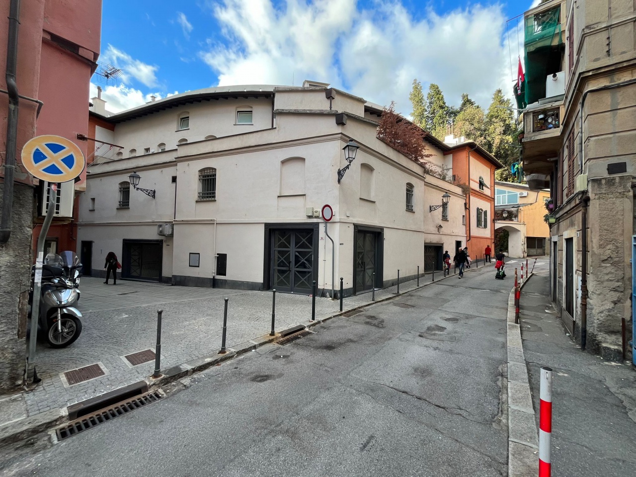 Locale commerciale con giardino in via giordano, Genova