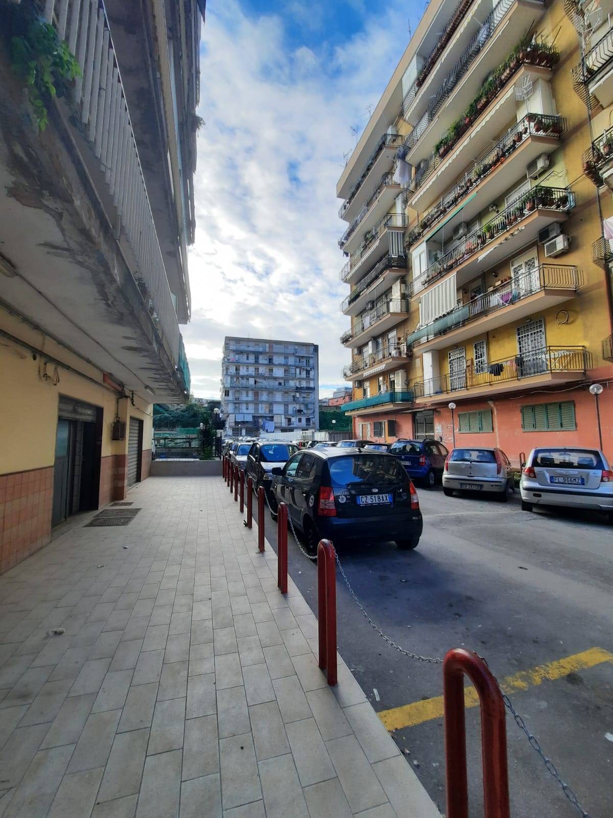Locale commerciale in vendita a Napoli, Pianura