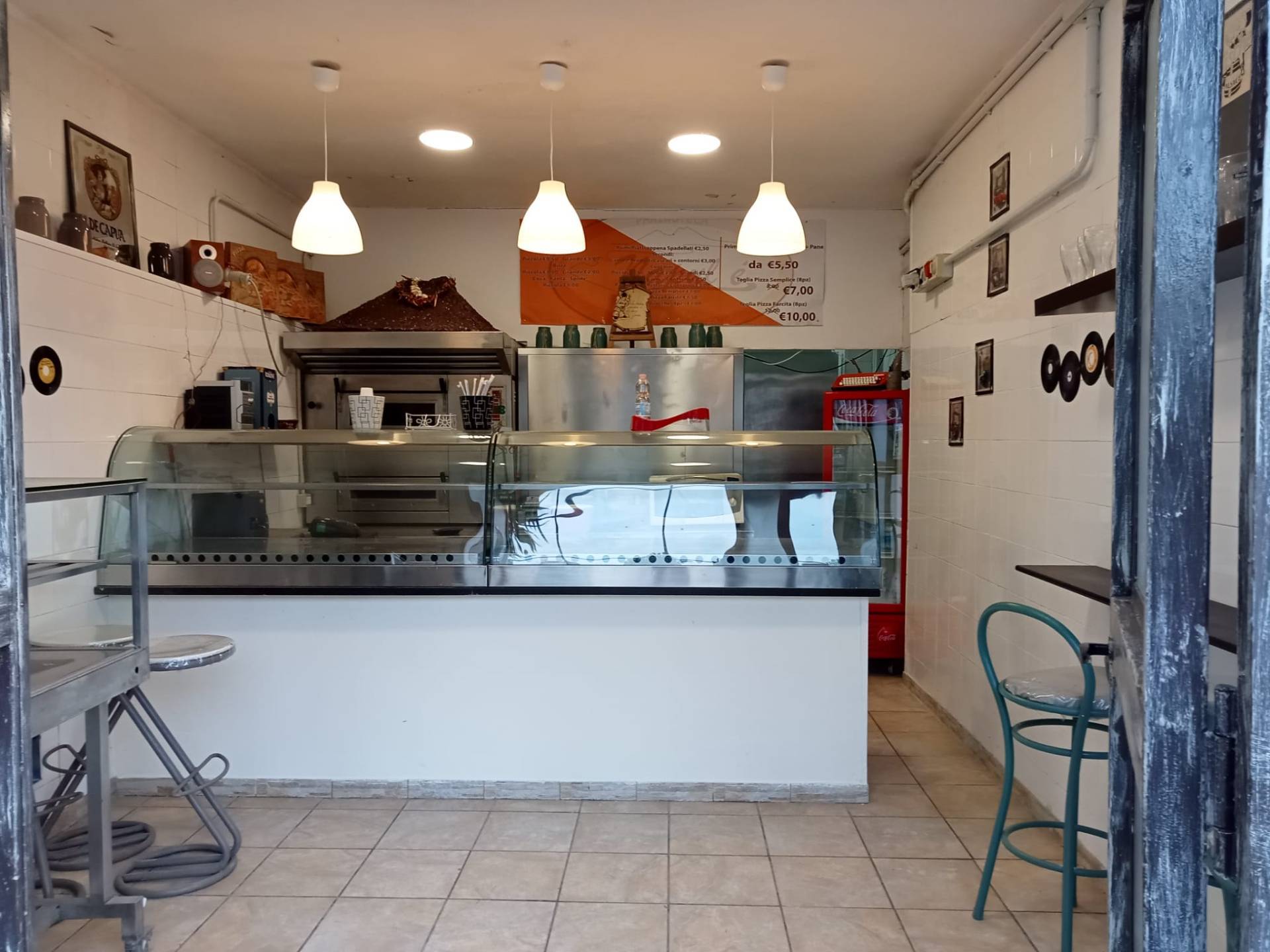 Locale commerciale in affitto a Napoli, Fuorigrotta