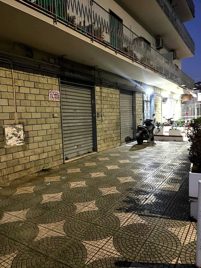 Locale commerciale in affitto a Napoli