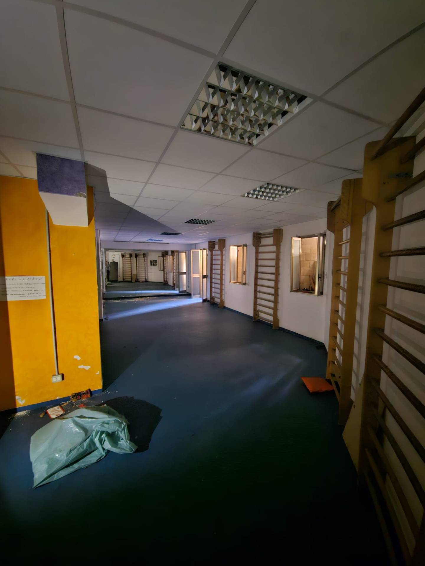 Locale commerciale in vendita a Napoli