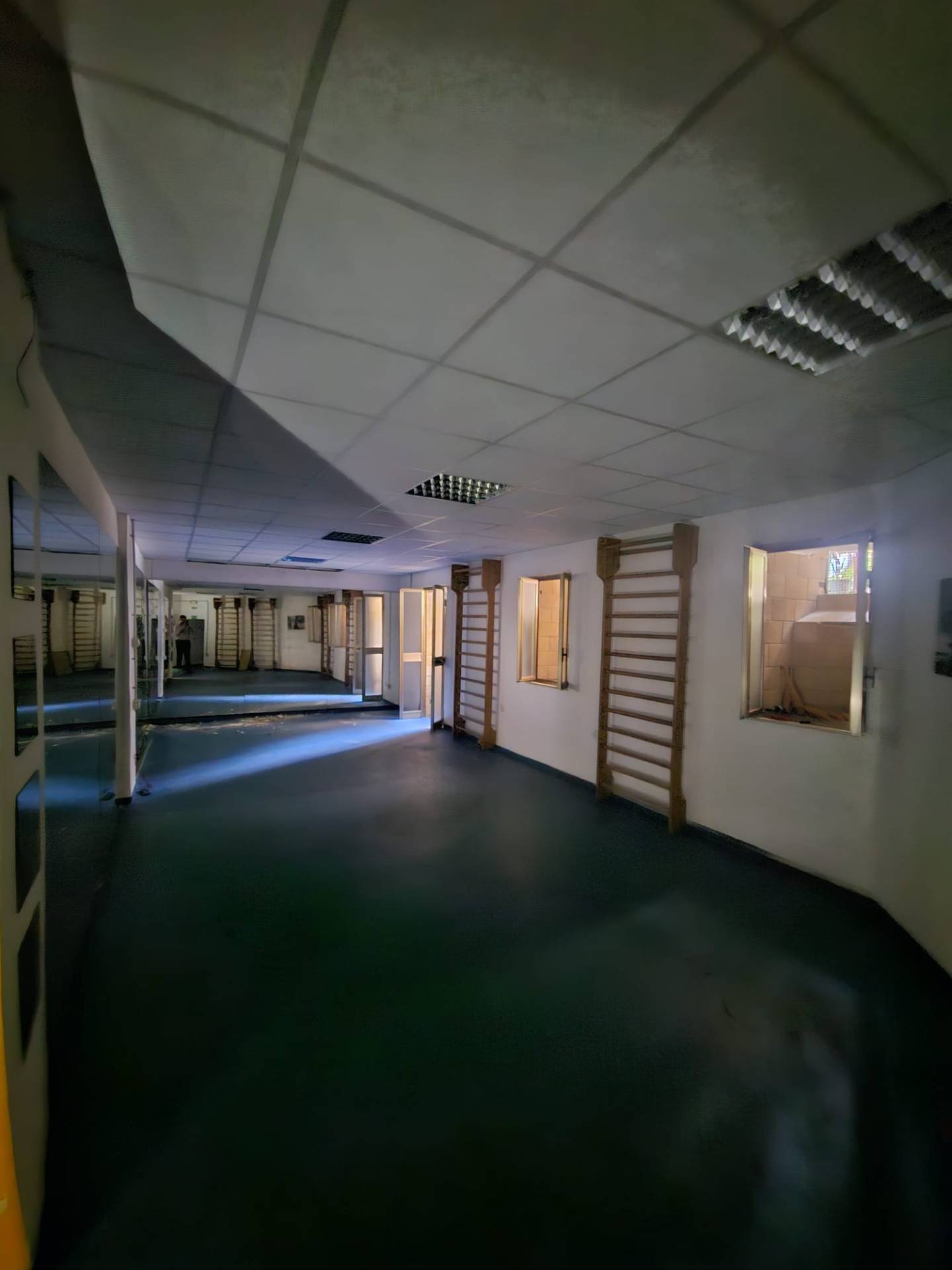 Locale commerciale in vendita a Napoli