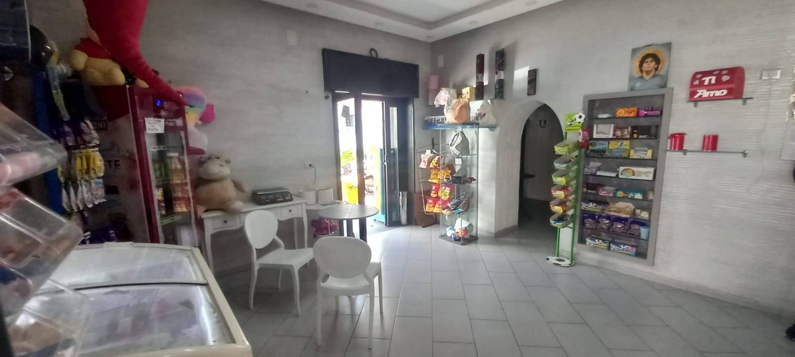 Locale commerciale in vendita a Napoli