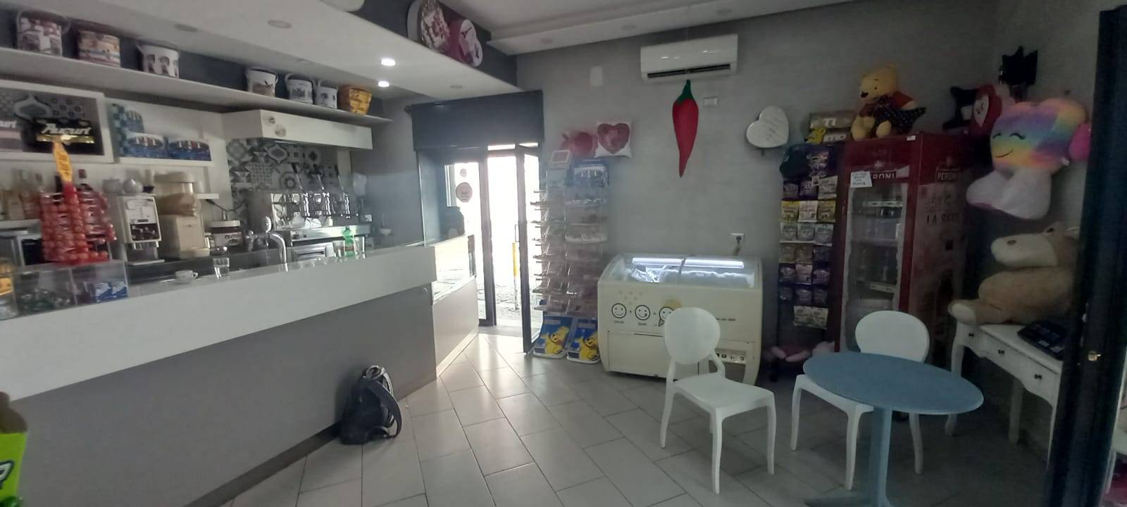 Locale commerciale in vendita a Napoli