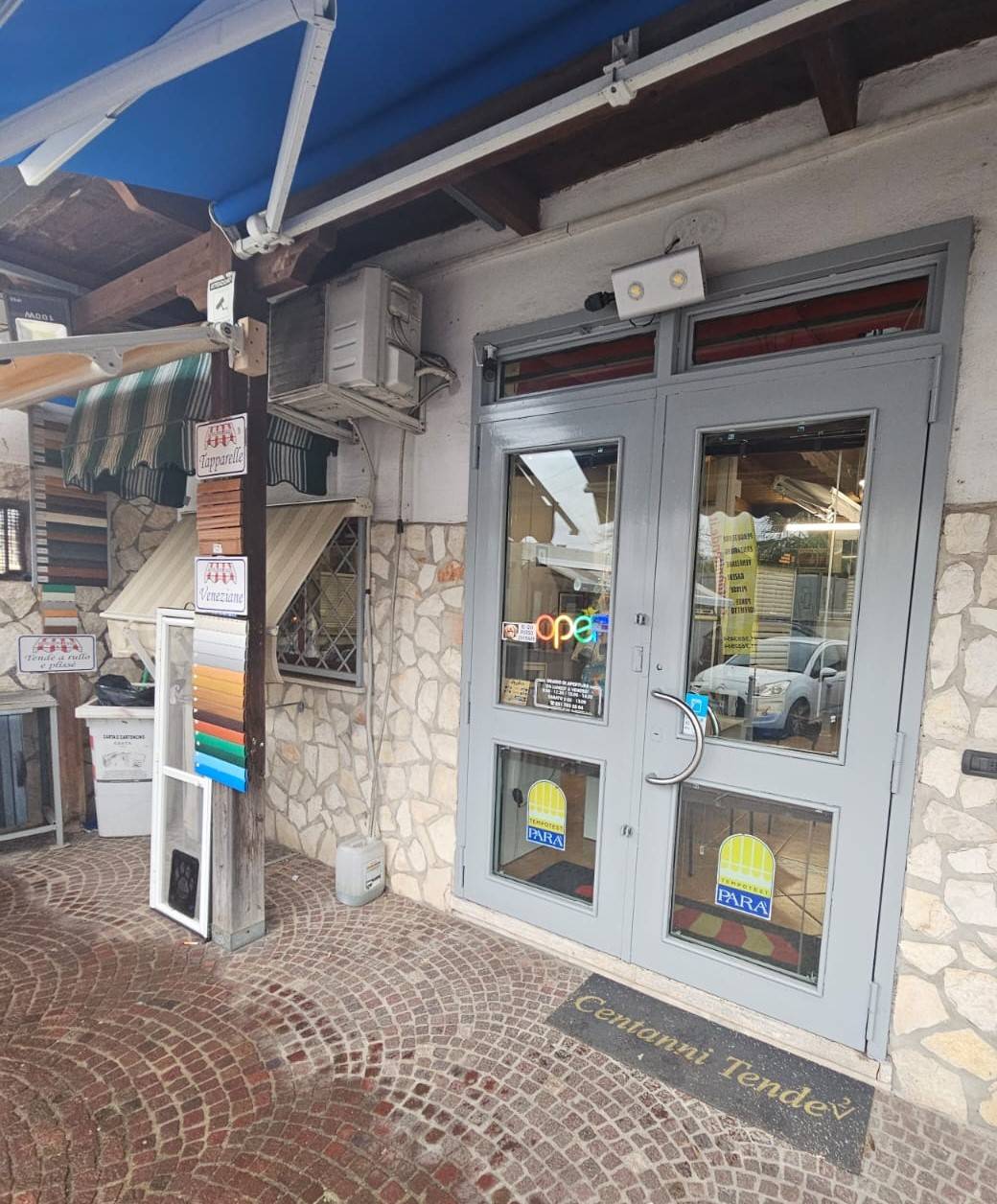 Locale commerciale in vendita a Napoli