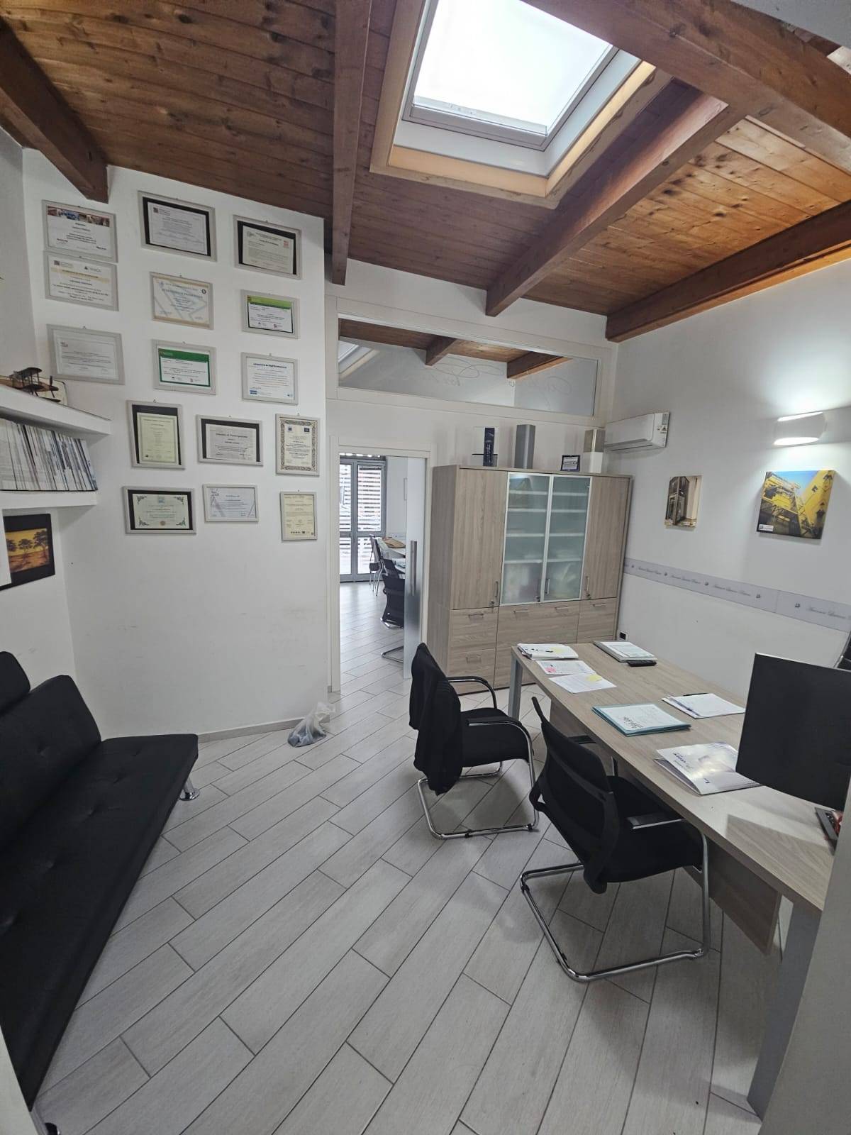 Locale commerciale in vendita a Napoli