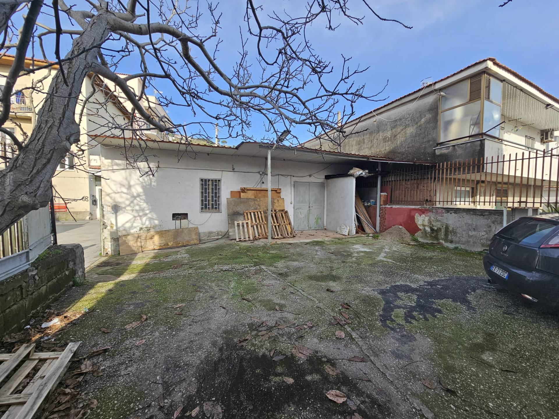 Locale commerciale in affitto a Napoli