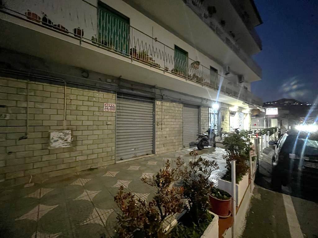Locale commerciale in affitto a Napoli