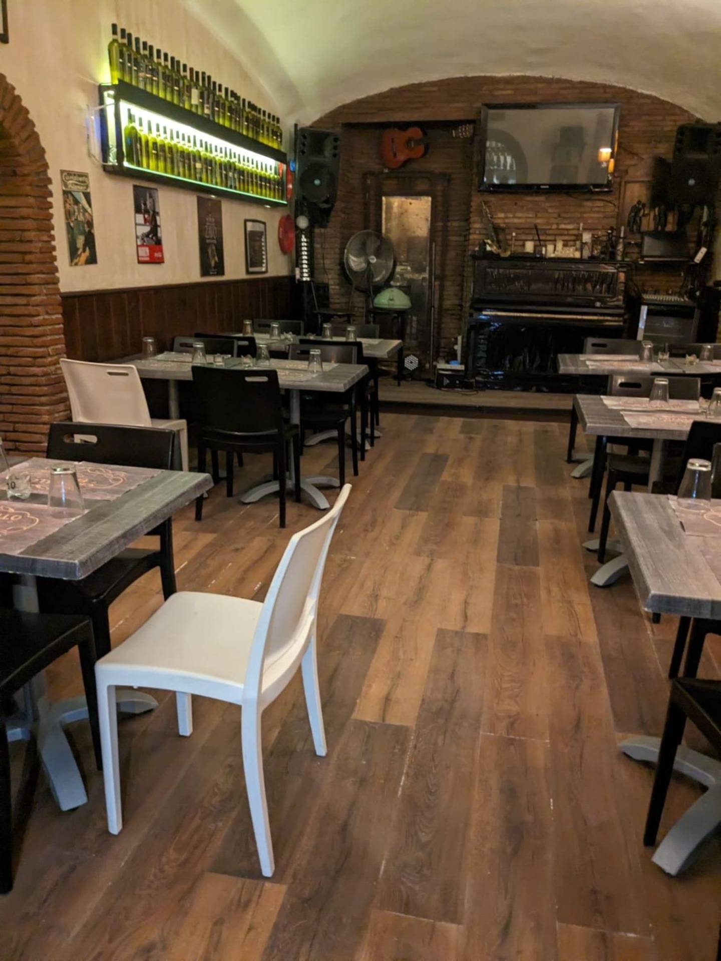 Locale commerciale in vendita a Napoli, Chiaia