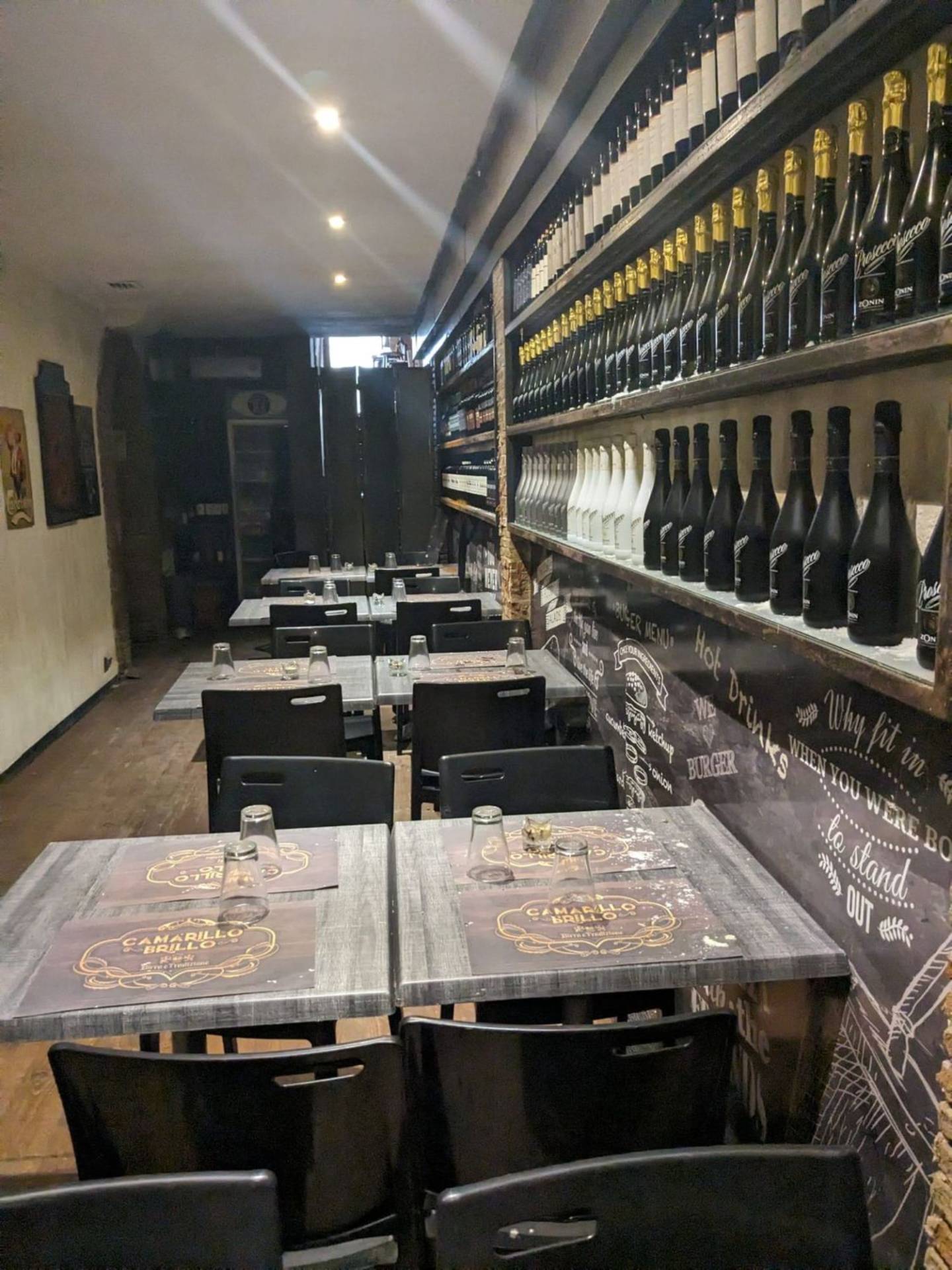 Locale commerciale in vendita a Napoli, Chiaia