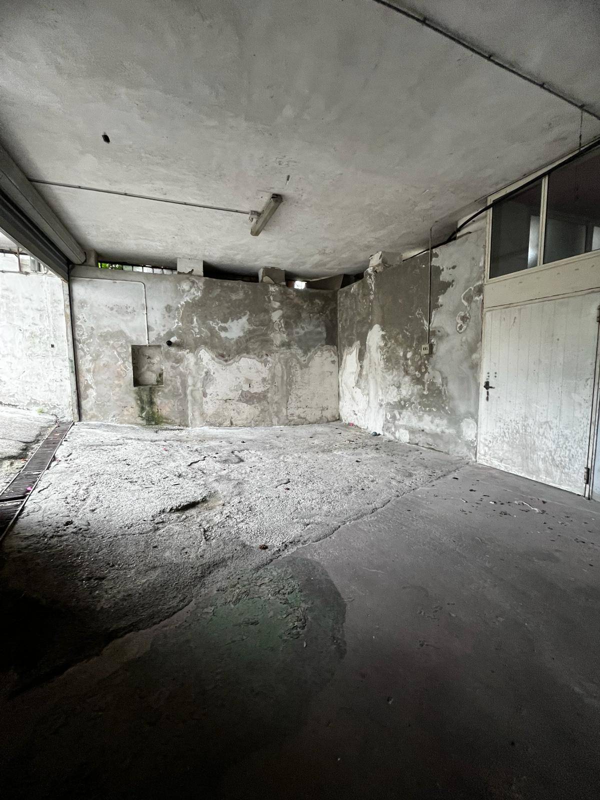 Locale commerciale in vendita a Napoli