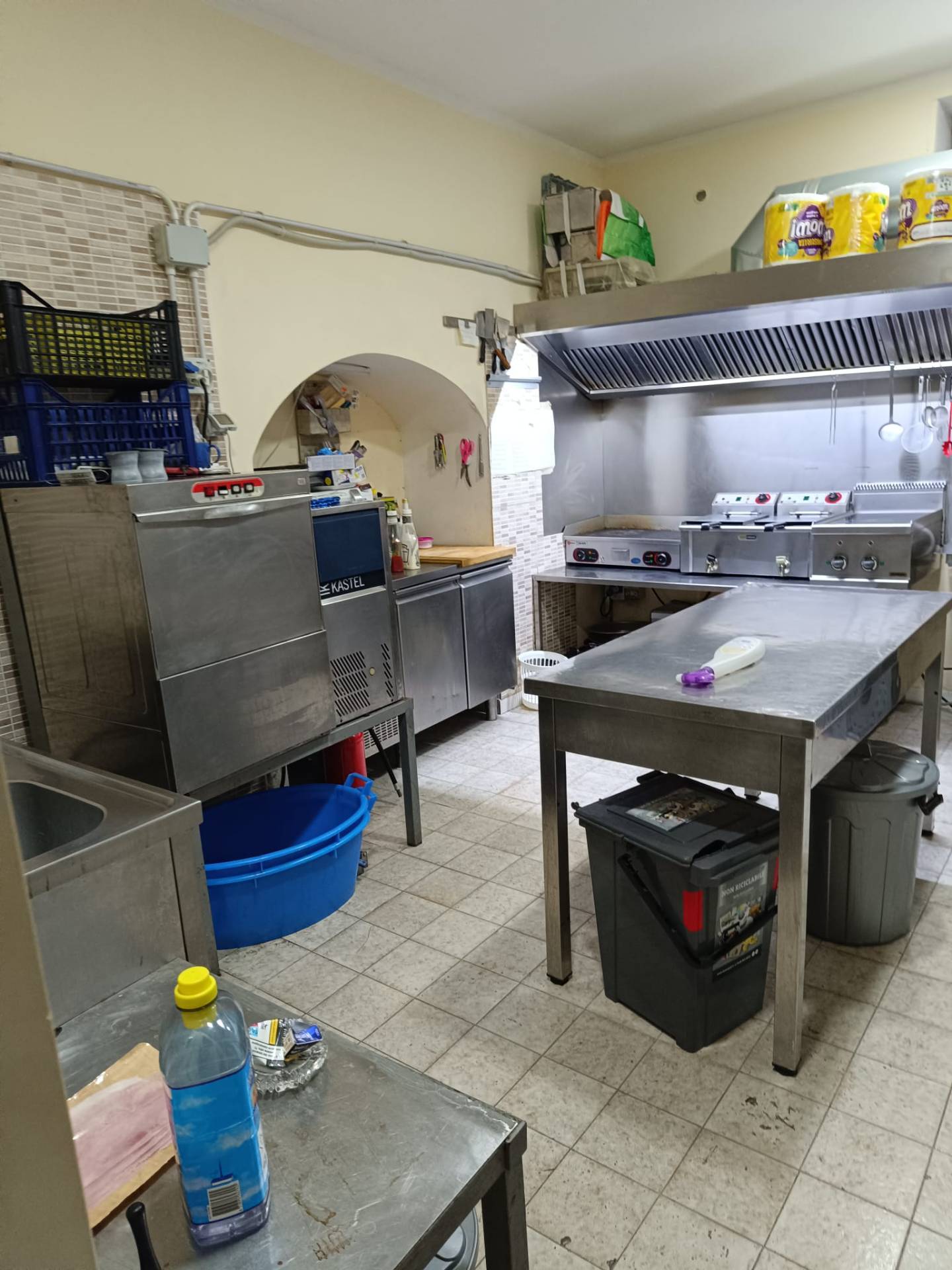 Locale commerciale in vendita a Napoli