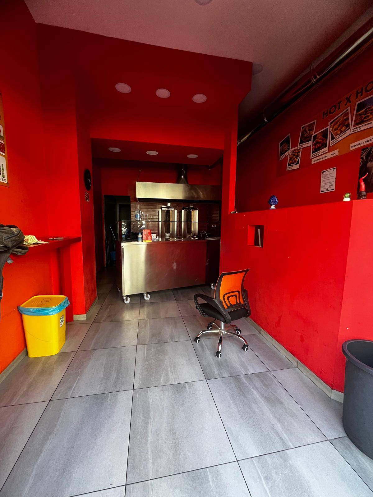 Locale commerciale in affitto a Napoli