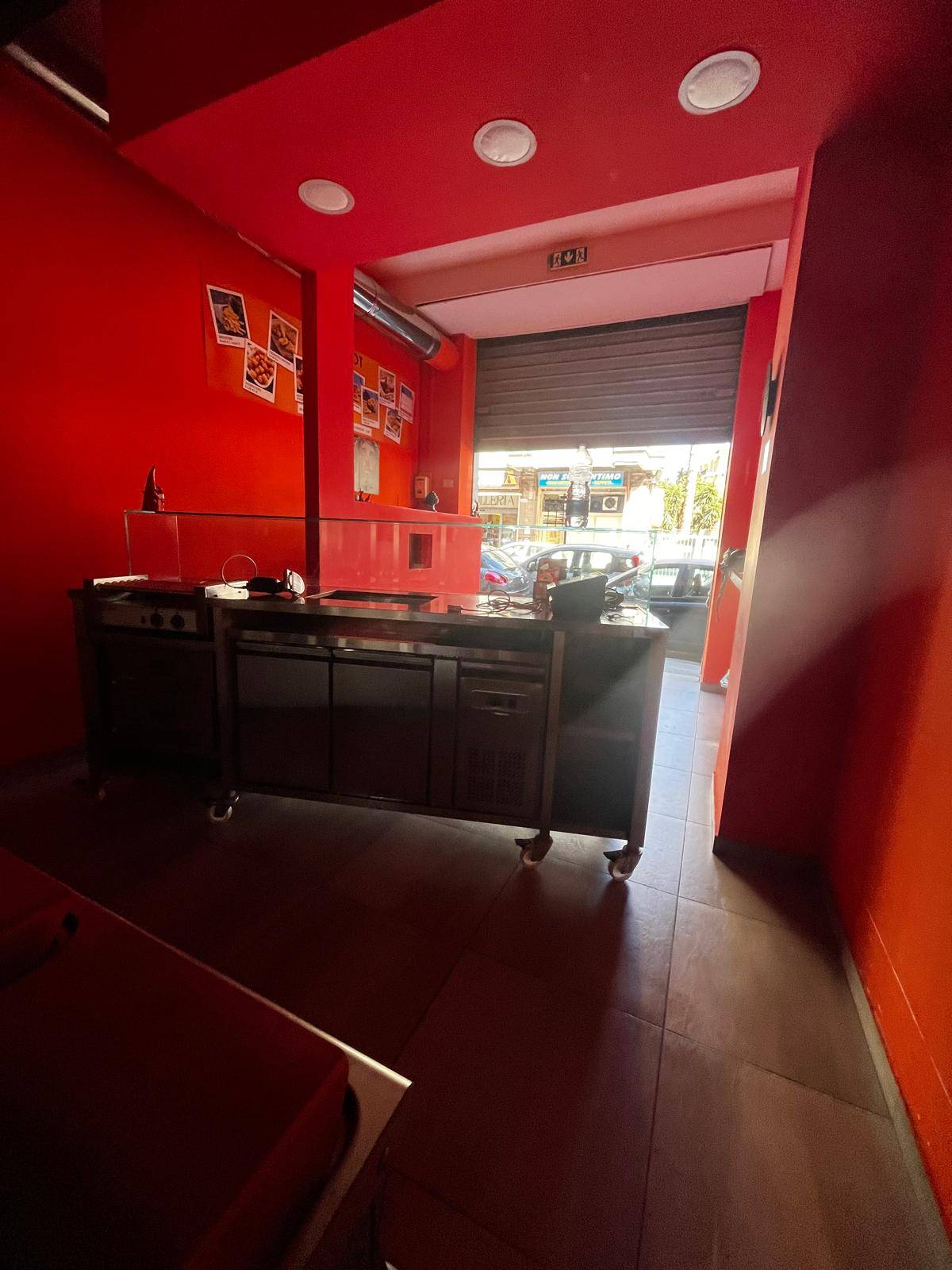 Locale commerciale in affitto a Napoli