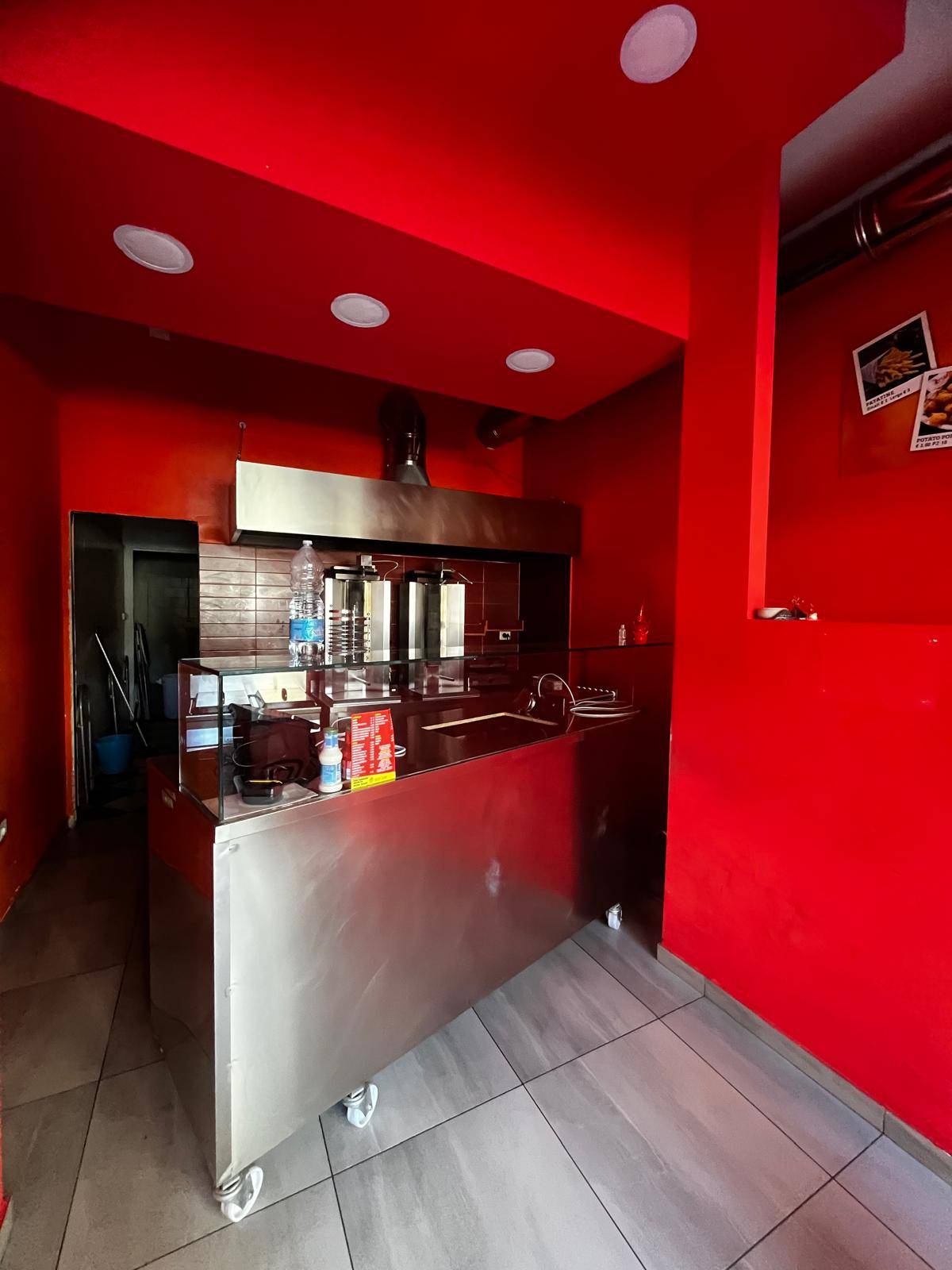 Locale commerciale in affitto a Napoli