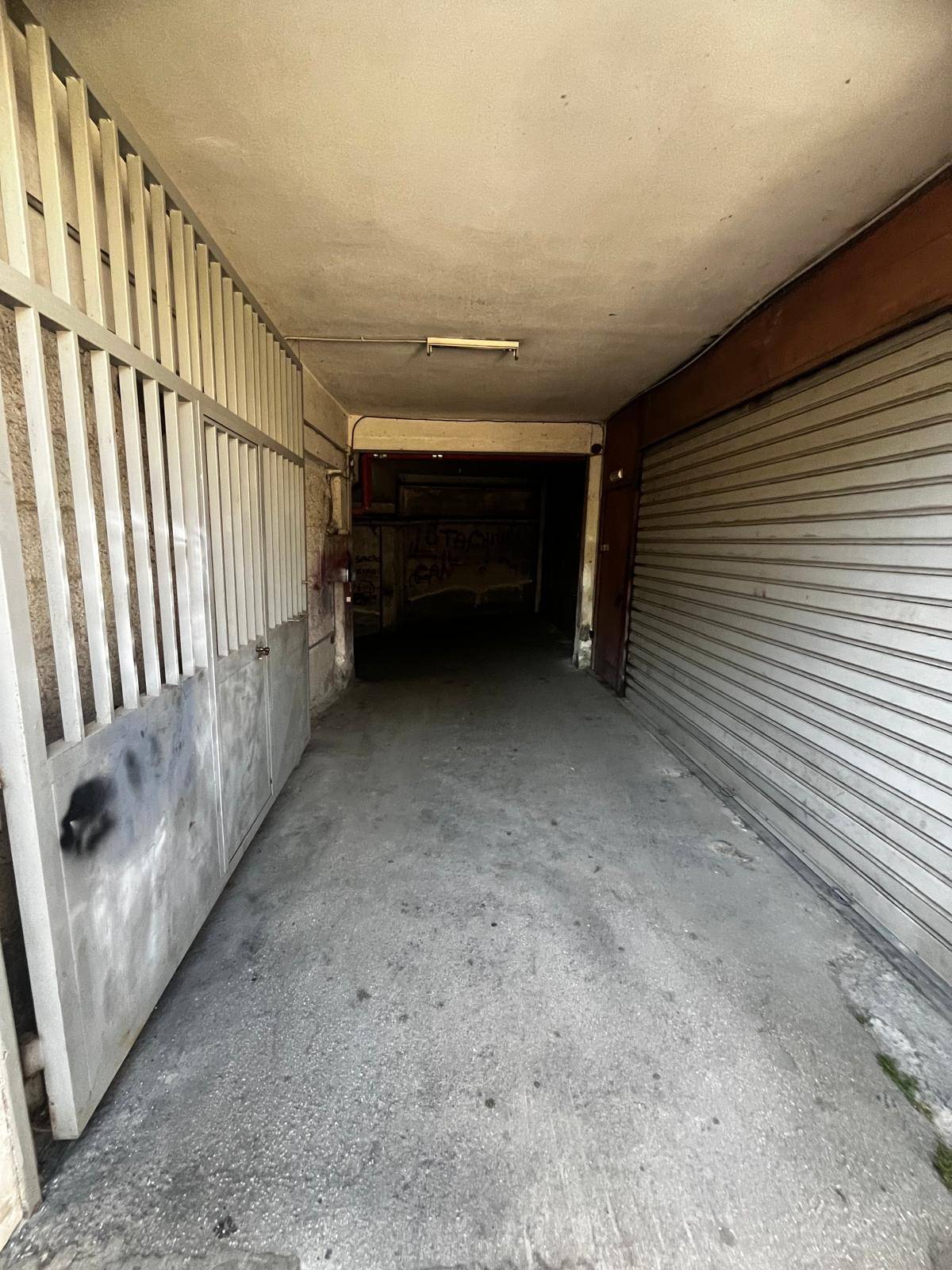 Box o garage in vendita a Napoli