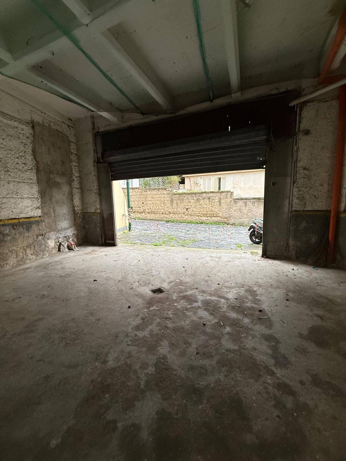 Locale commerciale in affitto a Napoli