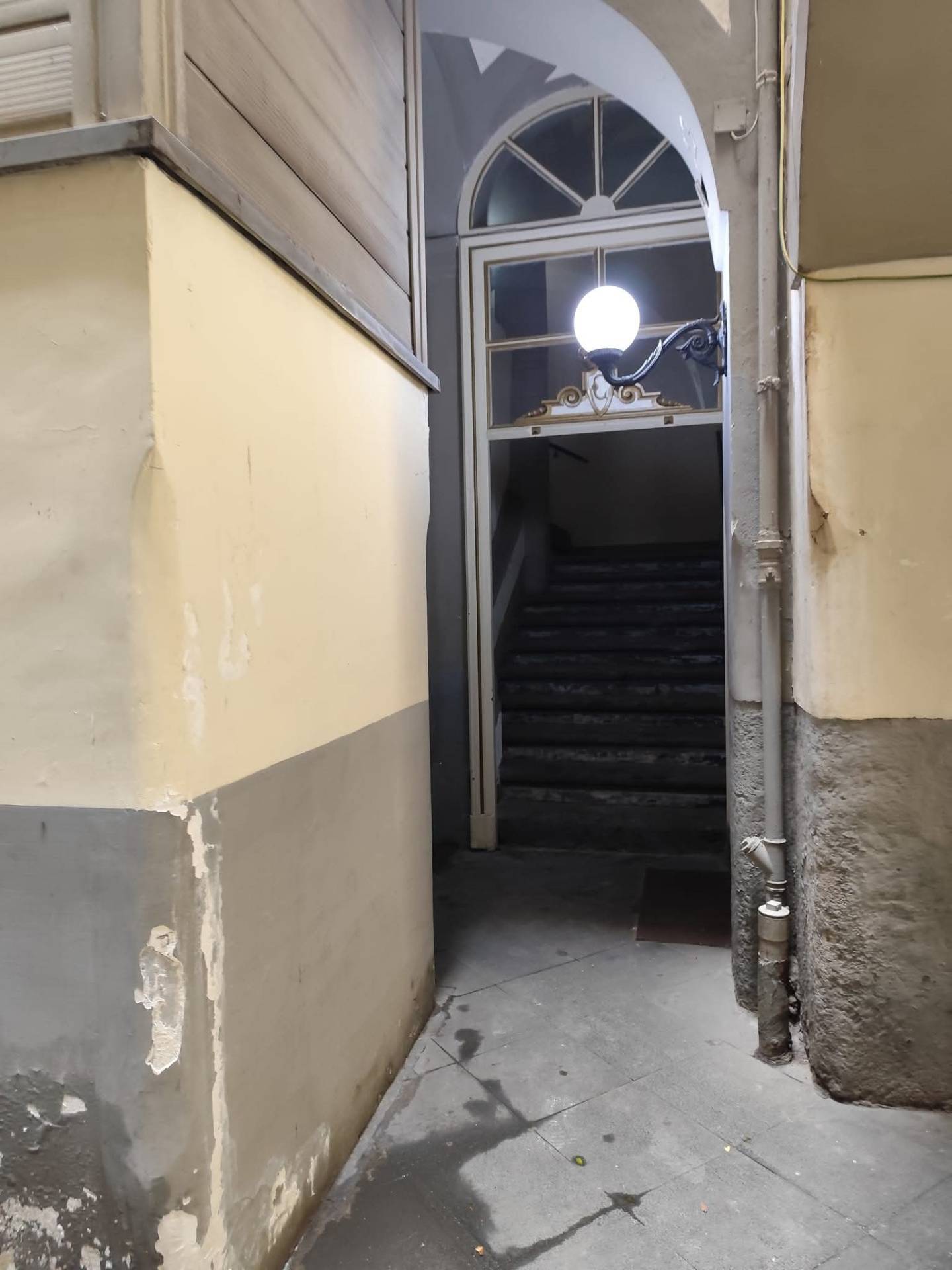 Locale commerciale in vendita a Napoli