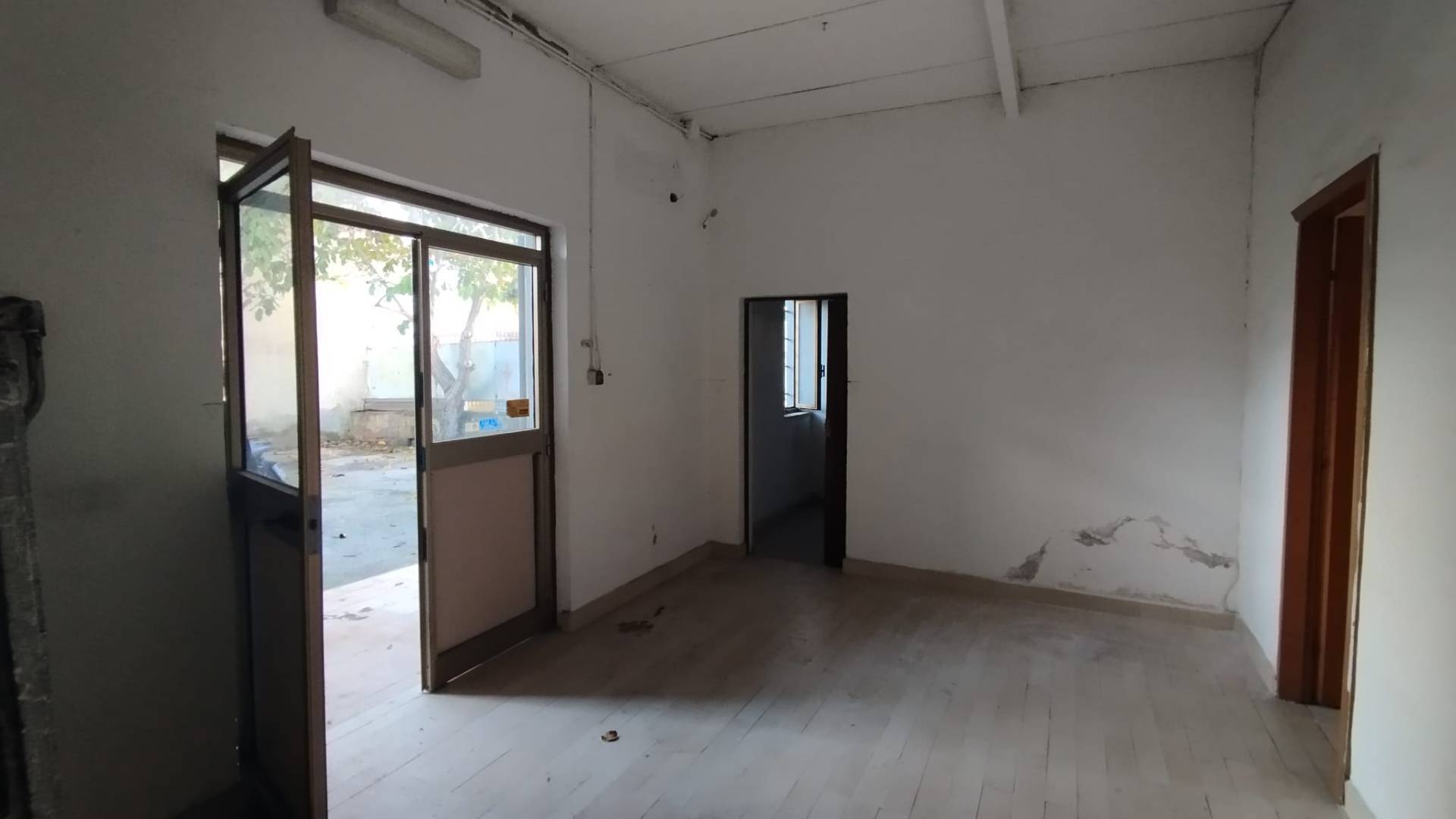 Locale commerciale in affitto a Napoli