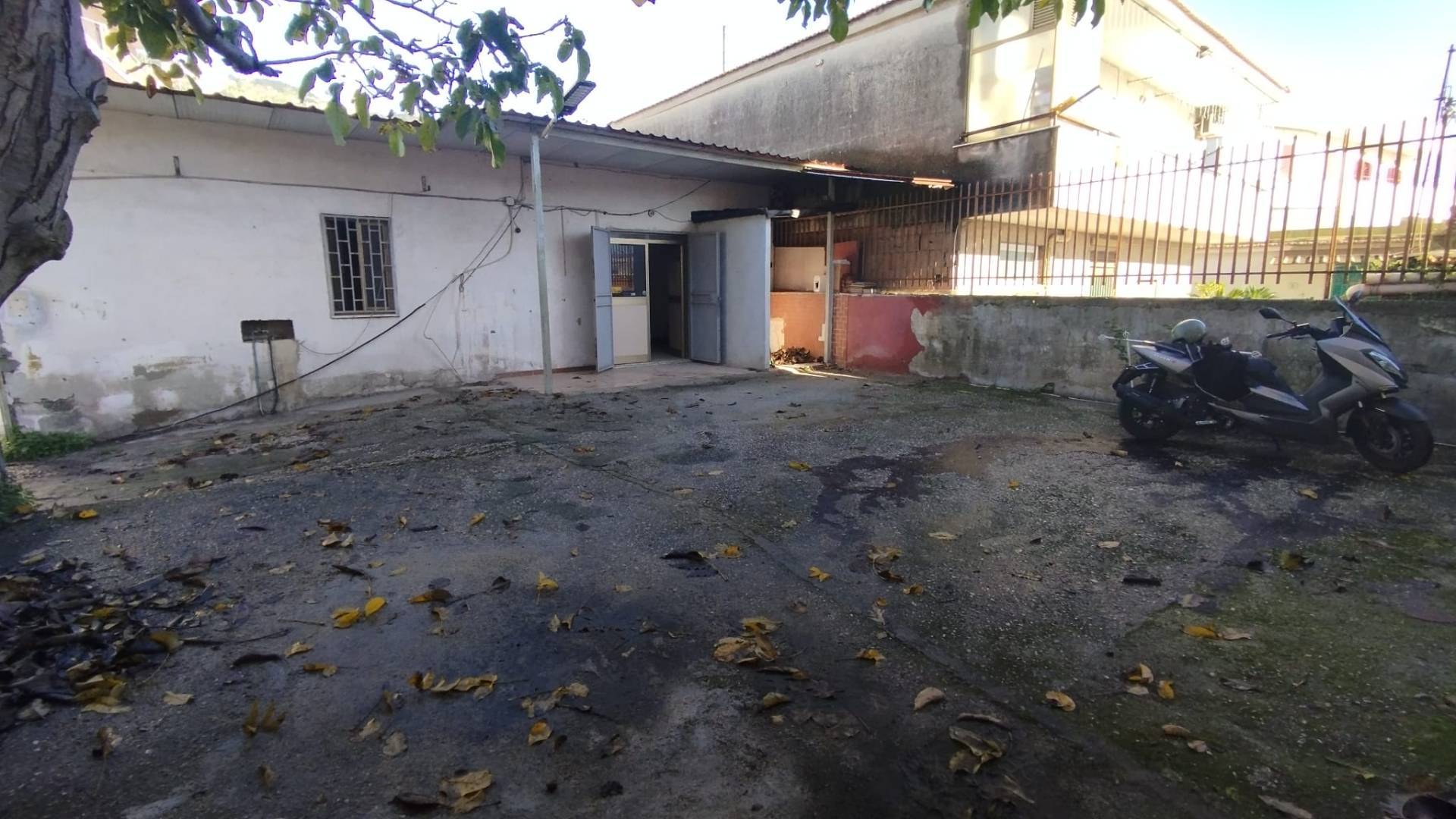 Locale commerciale in affitto a Napoli