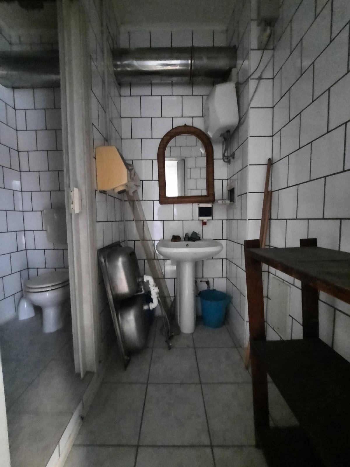 Locale commerciale in vendita a Napoli, Pianura