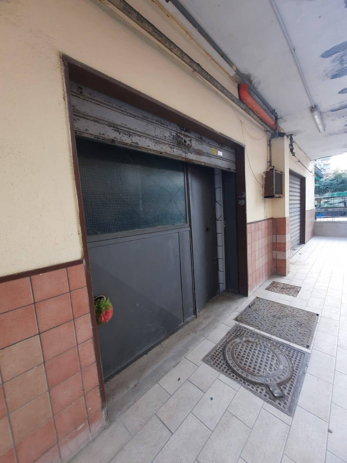 Locale commerciale in vendita a Napoli, Pianura