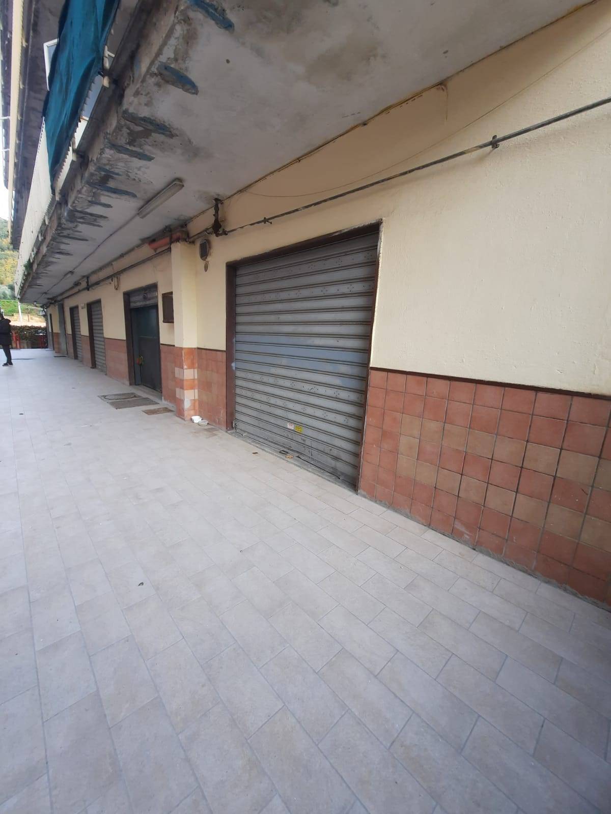 Locale commerciale in vendita a Napoli, Pianura