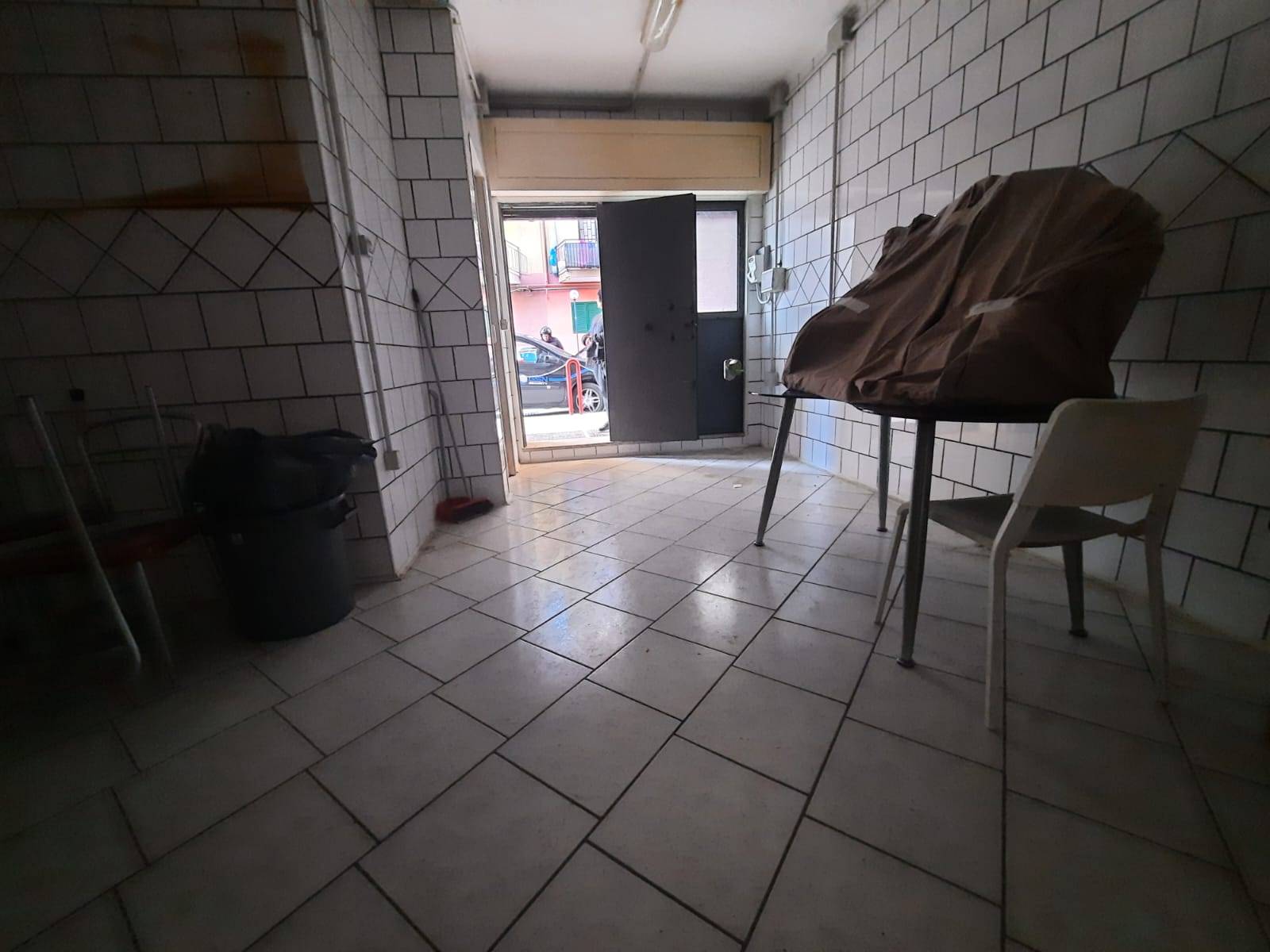 Locale commerciale in vendita a Napoli, Pianura