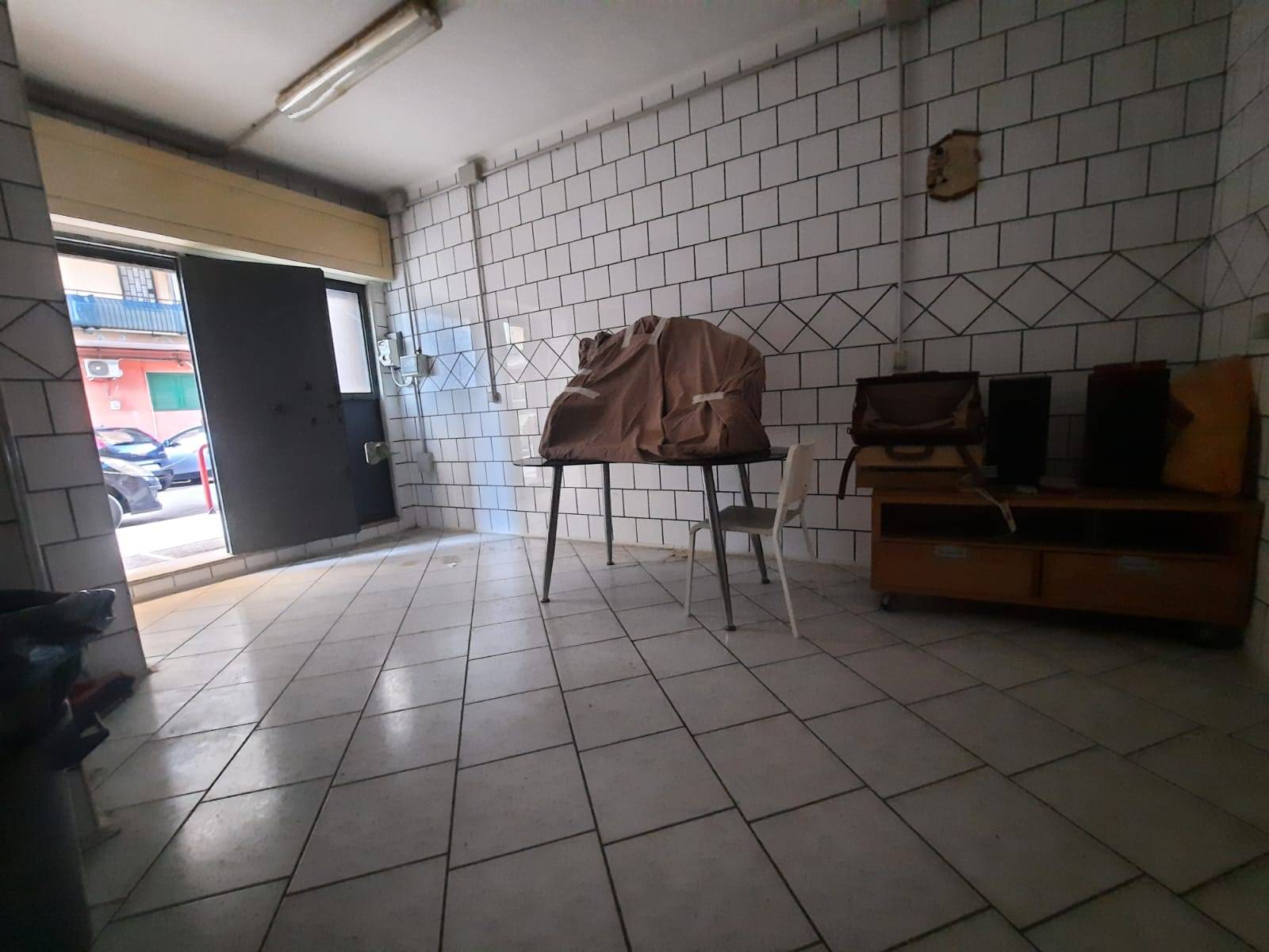 Locale commerciale in vendita a Napoli, Pianura