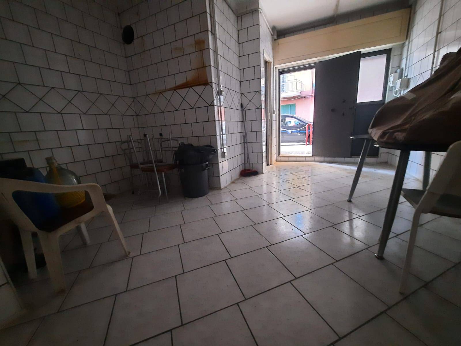 Locale commerciale in vendita a Napoli, Pianura