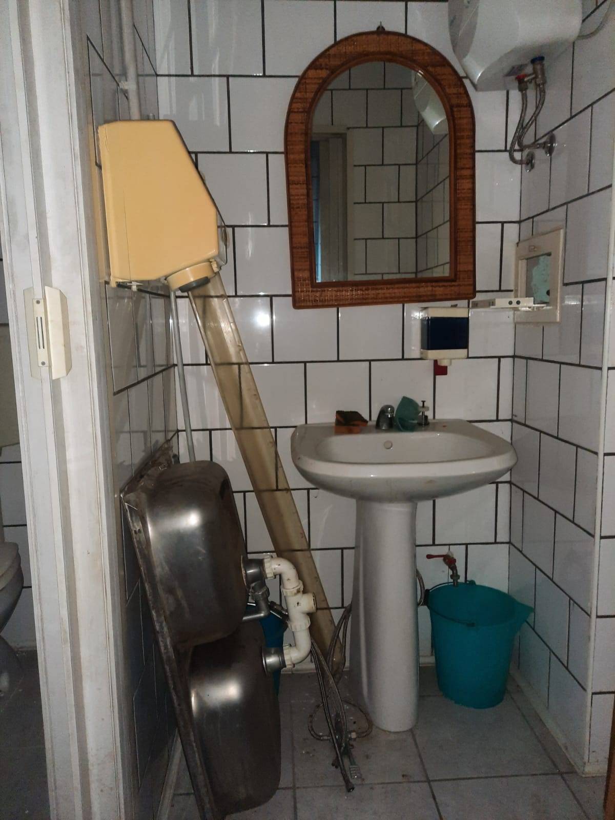 Locale commerciale in vendita a Napoli, Pianura