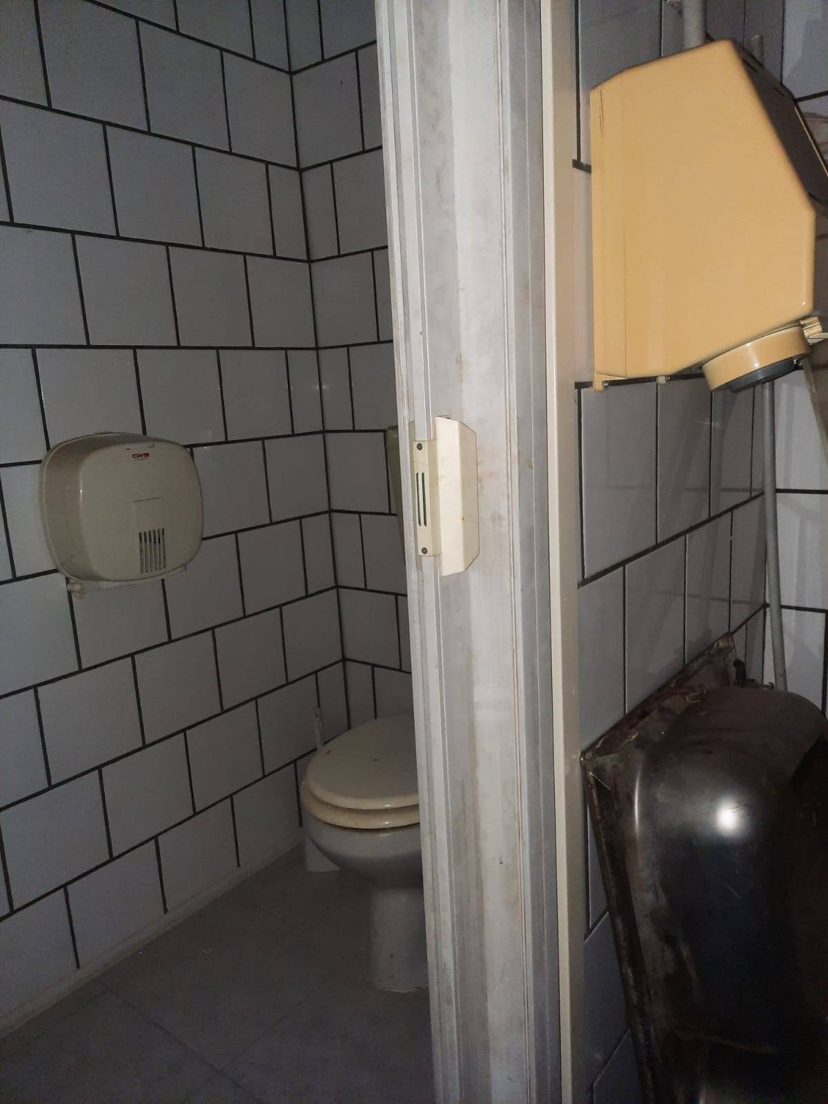 Locale commerciale in vendita a Napoli, Pianura