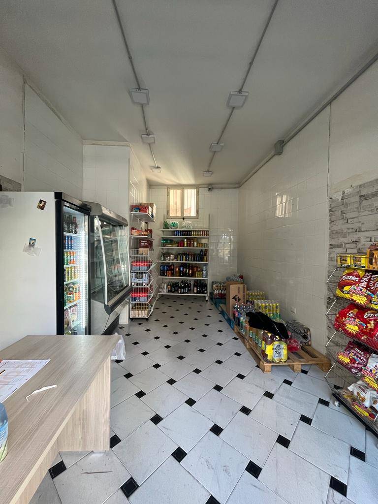 Locale commerciale in affitto a Napoli, Fuorigrotta