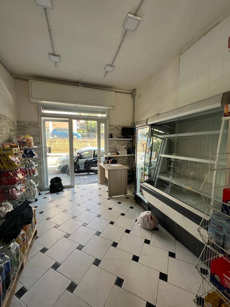 Locale commerciale in affitto a Napoli, Fuorigrotta
