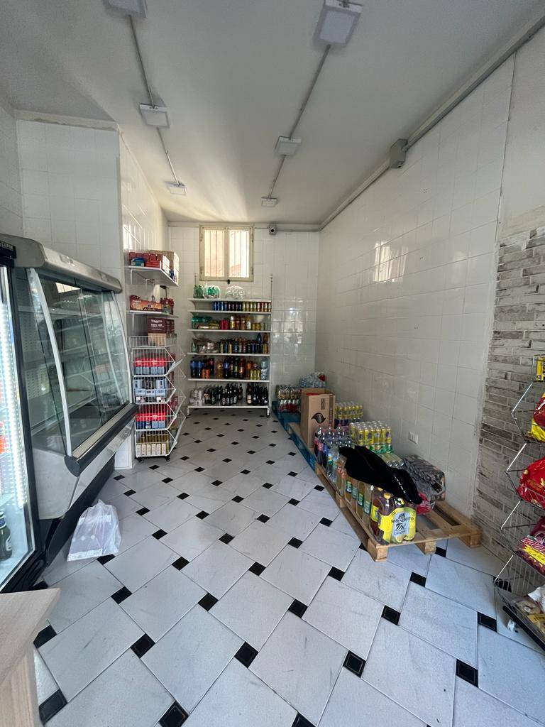 Locale commerciale in affitto a Napoli, Fuorigrotta